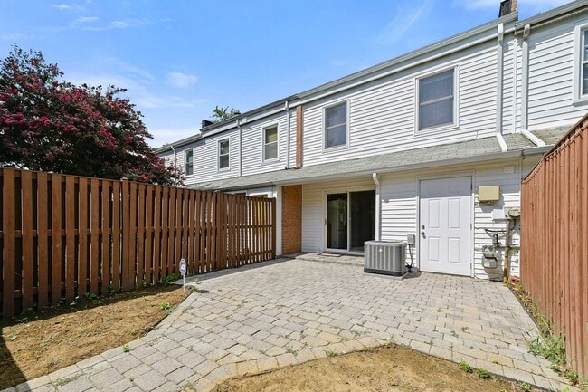 Building Photo - Ready Now! 3 bedroom Townhouse in Annapolis!