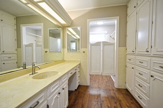 Building Photo - 671 W Merriweather St