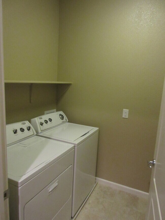 Building Photo - Updated Condo with Balcony in the Rivage at The Parkway