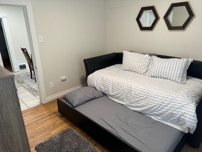 Building Photo - 206 W Myrtle St