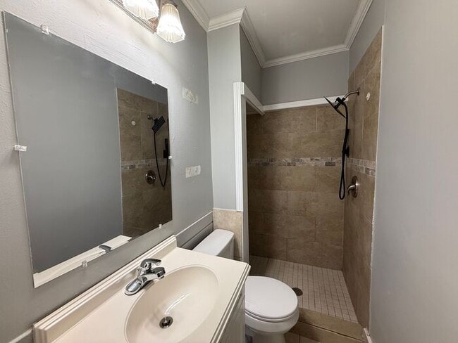 Building Photo - Pensacola - Downtown - 1 bedroom, 1 bathroom - partial utilities included