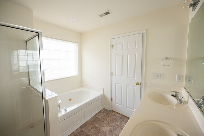 Building Photo - Spacious beautiful 4 bedroom 2.5 bath home  In Greensboro with an office/upstairs loft/ sunroom/ ...