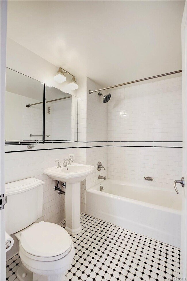 Building Photo - 300 W 135th St