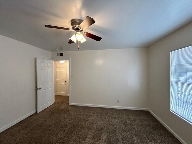 Building Photo - 5415 Scott St