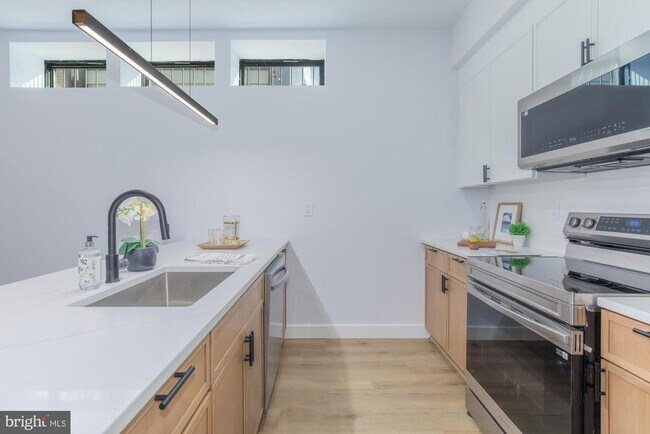 Building Photo - 1012 17th Pl NE