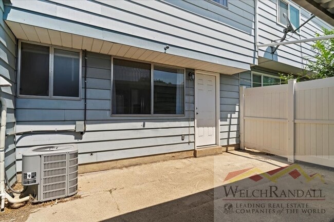 Building Photo - Beautifully Remodeled 3 Bed 2.5 Bath Townh...