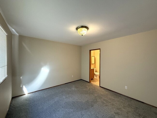 Building Photo - Single Story Duplex - Near Lake Goodwin
