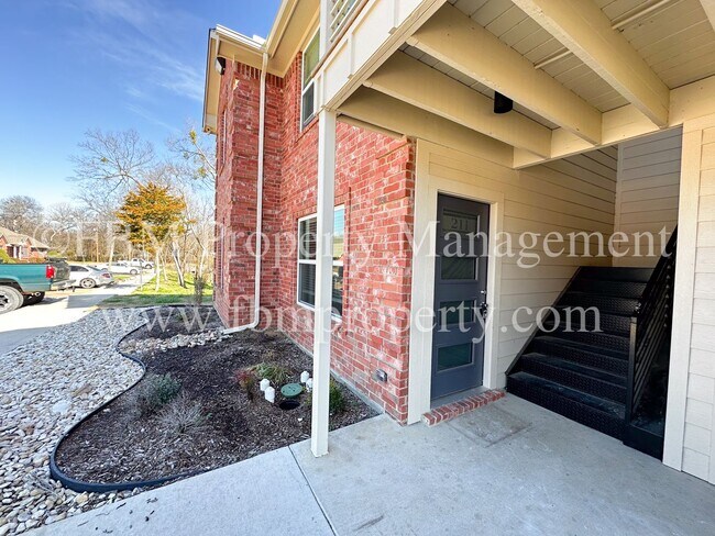 Building Photo - Hidden Creek, Unit 211 - Gorgeous 2 Bedroo...