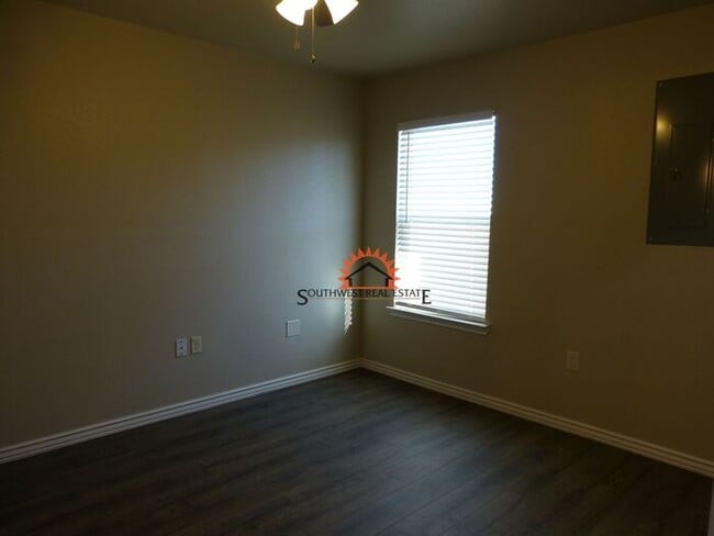 Building Photo - Spacious 2 bedroom 2 bath Duplex.