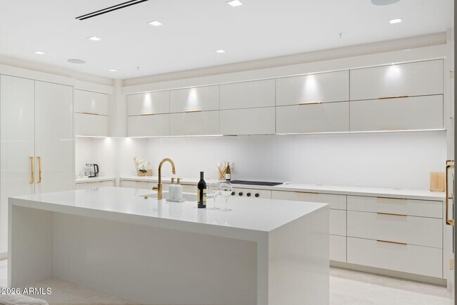 Building Photo - 6587 N Palmeraie Blvd