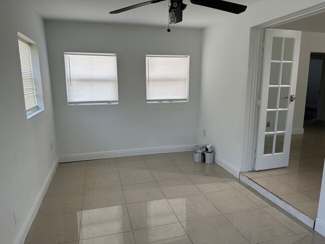 Building Photo - 4 bed 2 bath plus a den, could be a 5th bed.