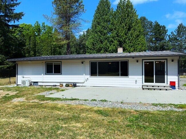 Building Photo - Wonderful Spacious 3-Bedroom 3 Bath with Over an Acre of Land with a Private Gate!