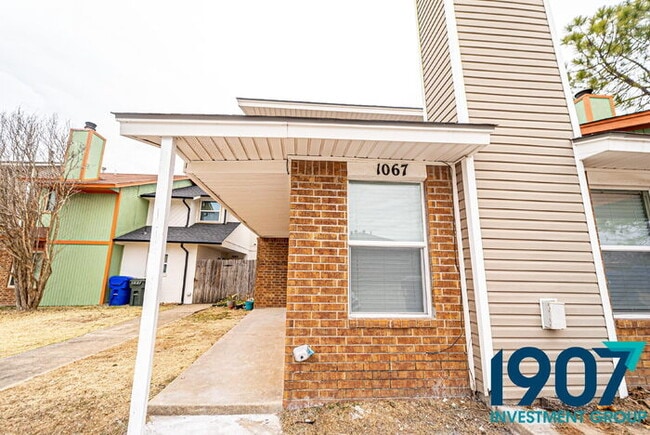Building Photo - Updated 2-Bed, 1.5-Bath Townhome in NW Nor...