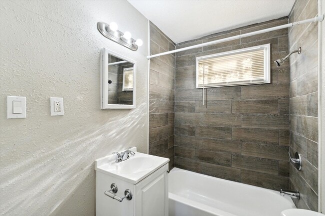 Building Photo - Cute 2 Bed 1 Bath Remodeled Home W/basemen...