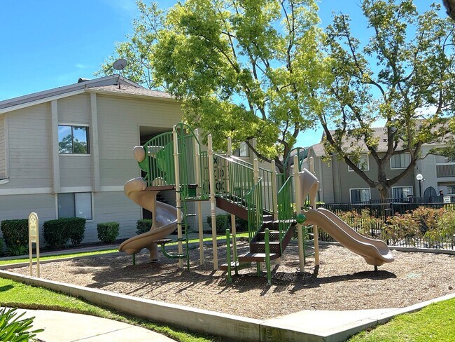 Building Photo - Ground Level 2 Bedroom Condo with Private Patio in Gated Community for Lease