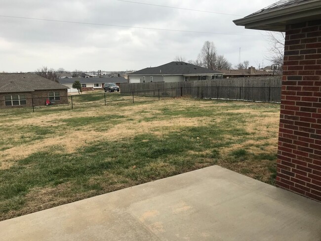 Building Photo - 3 bedroom 2 bath house.  Fenced yard