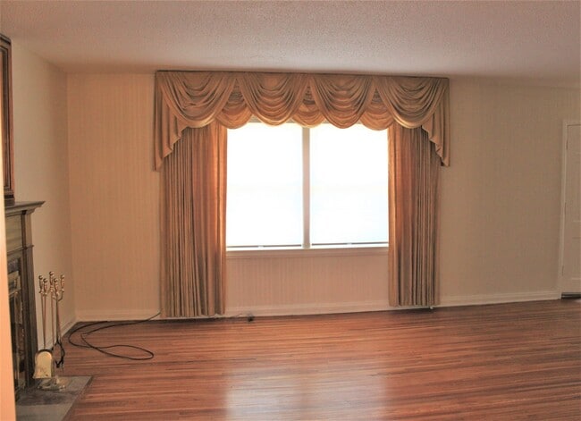Building Photo - Large 3 bed 2 bath North Riverside Home
