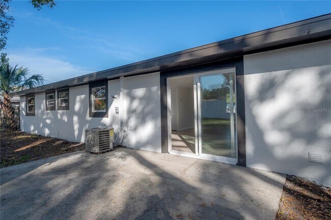 Building Photo - 4002 W Fairview Heights