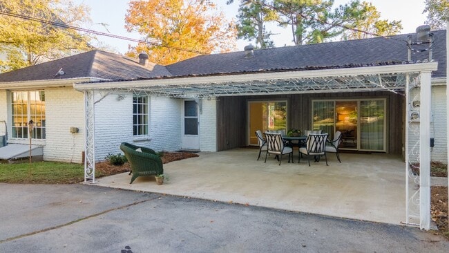 Building Photo - **ADORABLE DUBLEX IN BELLE MEADE WITH AMAZING YARD SURROUNDED BY MULTI-MILLION DOLLAR HOMES**