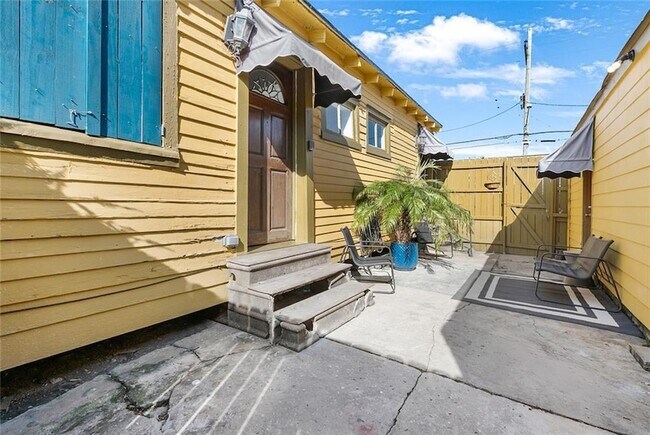 Building Photo - 1837 Touro St