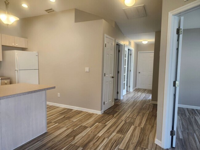 Building Photo - 2 Bedroom with Den 2 Bath 1 Car Garage Duplex In Cape Coral
