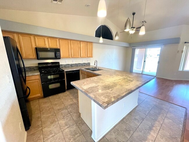 Building Photo - Cute 3 Bedroom Desert Lakes Golf Course Co...