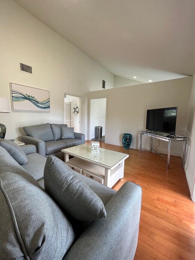 LRm 202 - 1100 6th Ave S