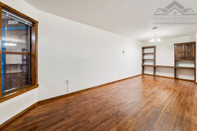 Building Photo - Inviting Studio in the Heart of Downtown Santa Fe