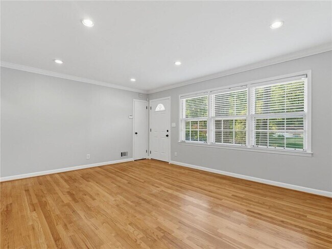 Building Photo - 1111 N Valley Dr