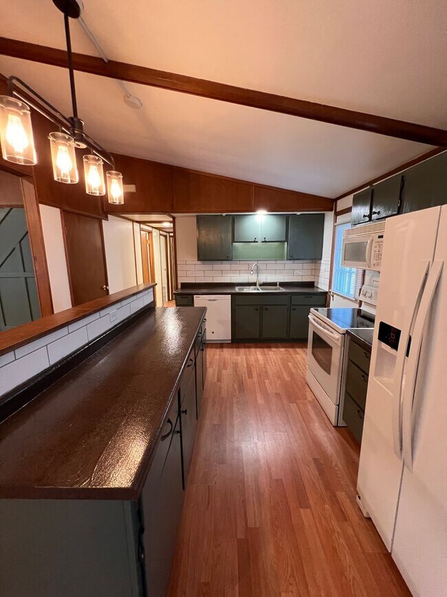 Building Photo - $2,300 | 5 Bedroom, 2 Bathroom HOUSE | Pet...