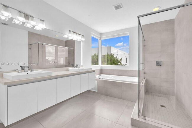 Building Photo - 7457 NW 101 Ave