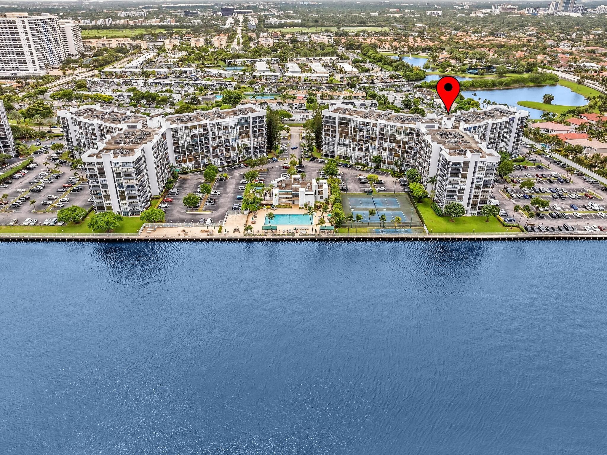 Building Photo - 1000 Parkview Dr