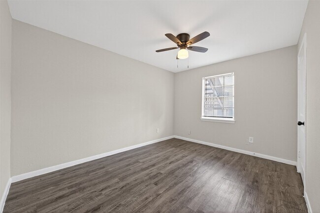 Building Photo - 427 Hollyvale Dr