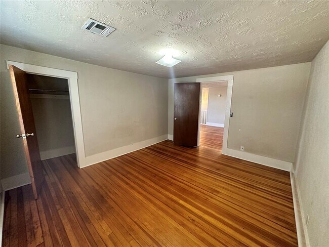 Building Photo - 731 Deans Row Ave