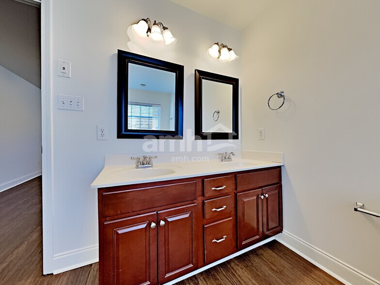 Building Photo - 3323 Grassy Pointe Ln