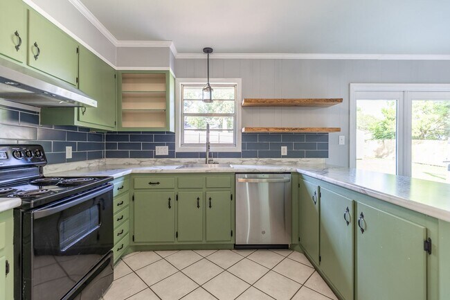 Building Photo - 559 Marsim Dr