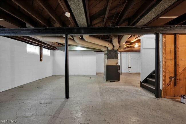 Building Photo - 15705 Maplewood Ave