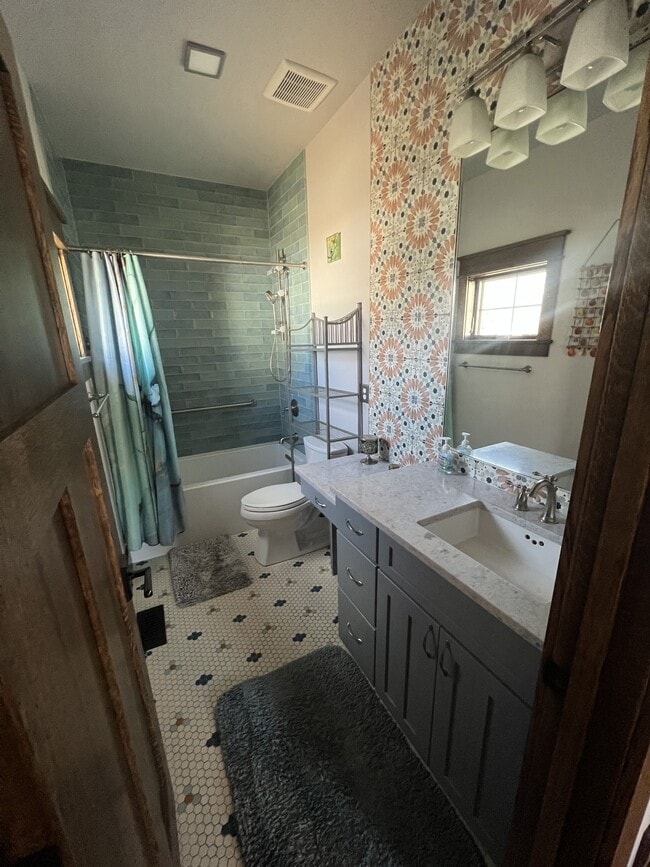 Building Photo - 730 6th St