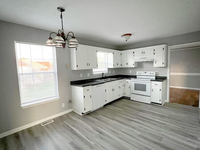Building Photo - 3 Bedroom 2 Bathroom Home with Fenced in B...