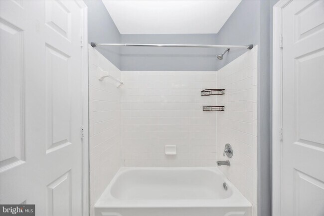 Building Photo - 10001 Vanderbilt Cir