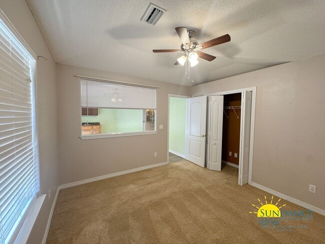 Building Photo - Stunning 4-Bedroom Home in Desirable Holle...
