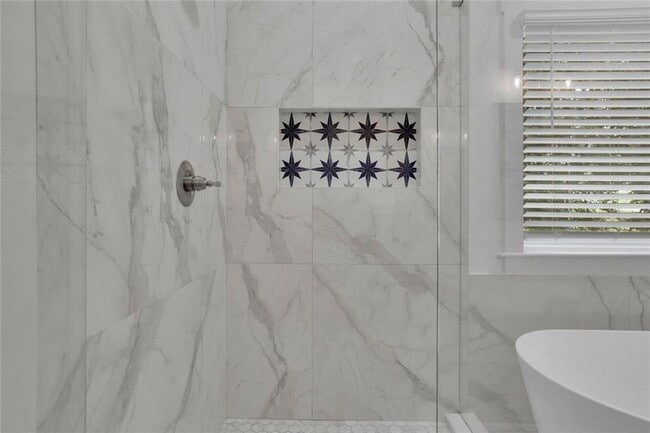 Building Photo - 6181 Shoreland Cir