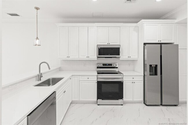 Building Photo - 47 SW Osceola St