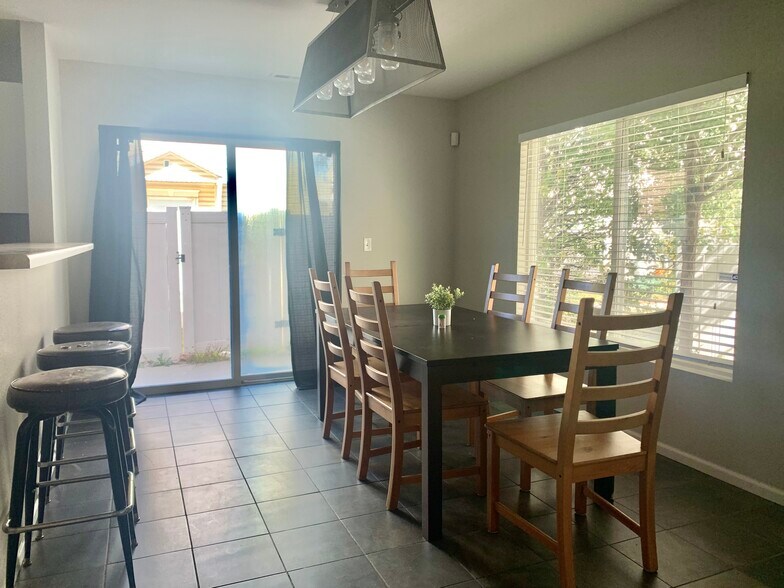 Dining Area - 4818 Hobkirks Pt