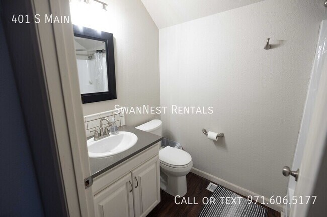 Building Photo - 401 S Main St