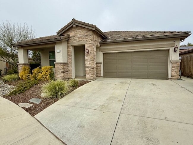 Building Photo - 3 Bedroom 2 Bathroom in SE Visalia!