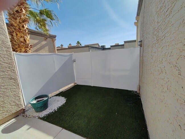 Building Photo - 1 YEAR LEASE FURNISHED OR UNFURNISHED, SHORT TERM 3 MONTH MINIMUM ALSO AVAILABLE