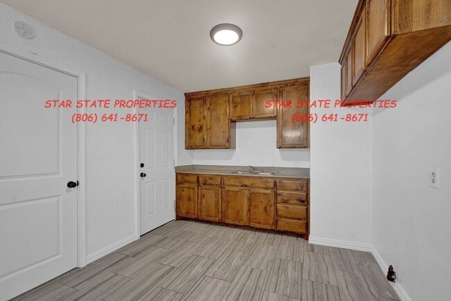 Building Photo - Beautiful 3 bed across from school