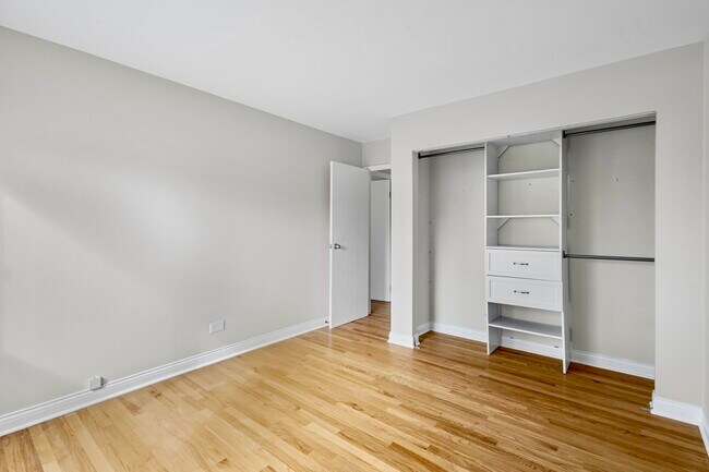 Building Photo - 920 N Lakeside Dr
