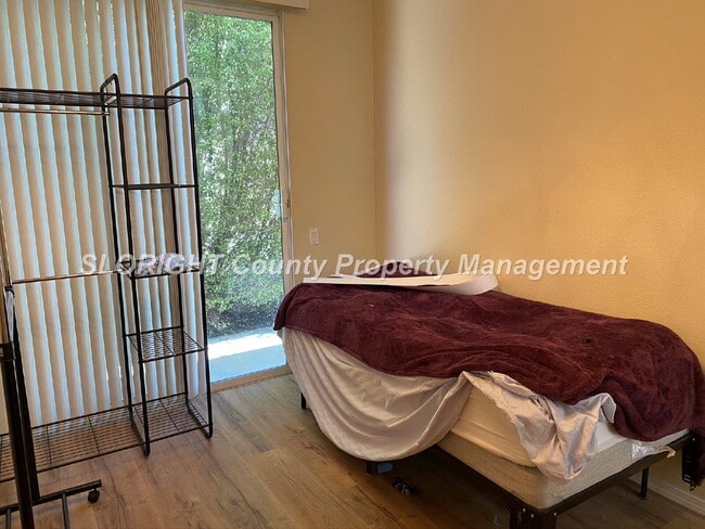 Building Photo - AVAILABLE AUGUST - Beautiful Large 2 Story Home - 5 Bedroom / 3 Bathroom